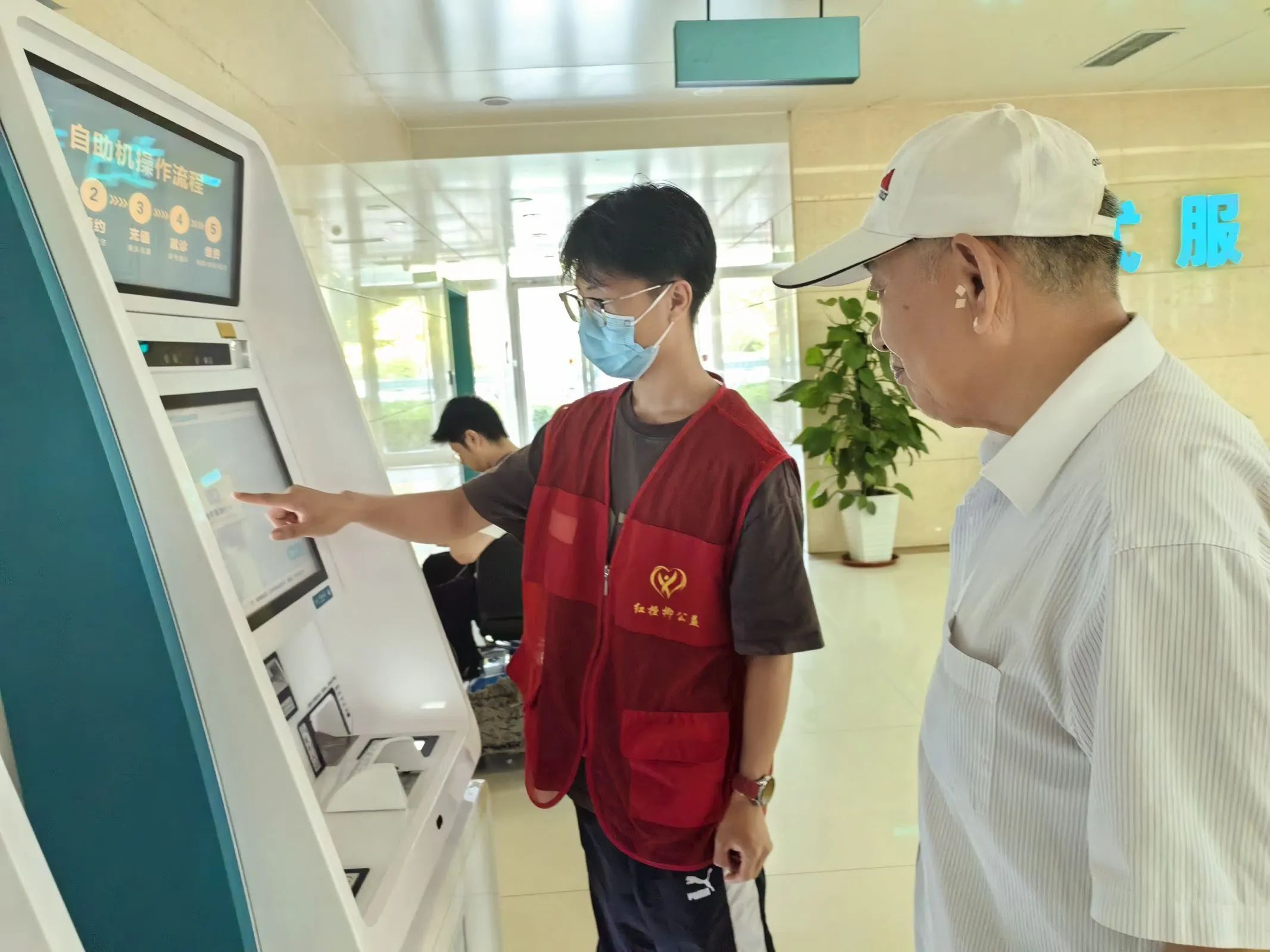 发扬志愿之光,传递导医之爱|经管学子走进东营市人民医院开展2024暑期志愿服务活动-东昌学院-经济管理系